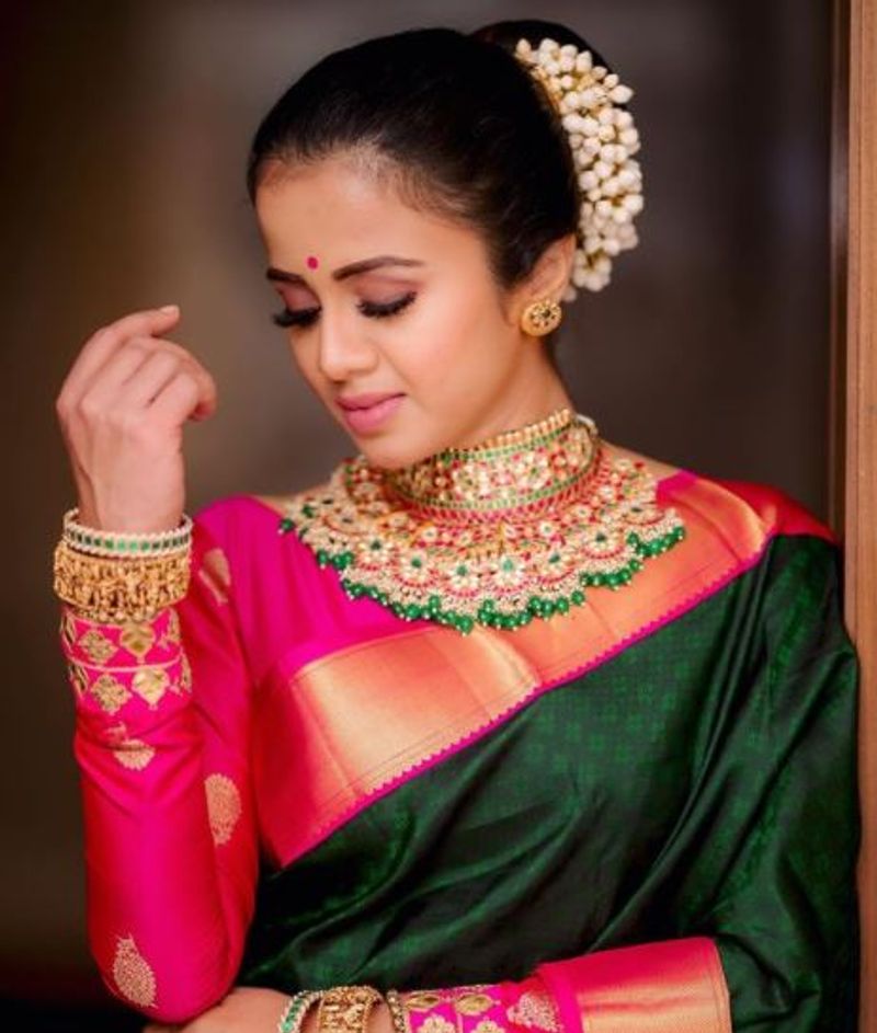 <p>அப்பப்பா... விதவிதமான சேலையில் வேற லெவல் </p>