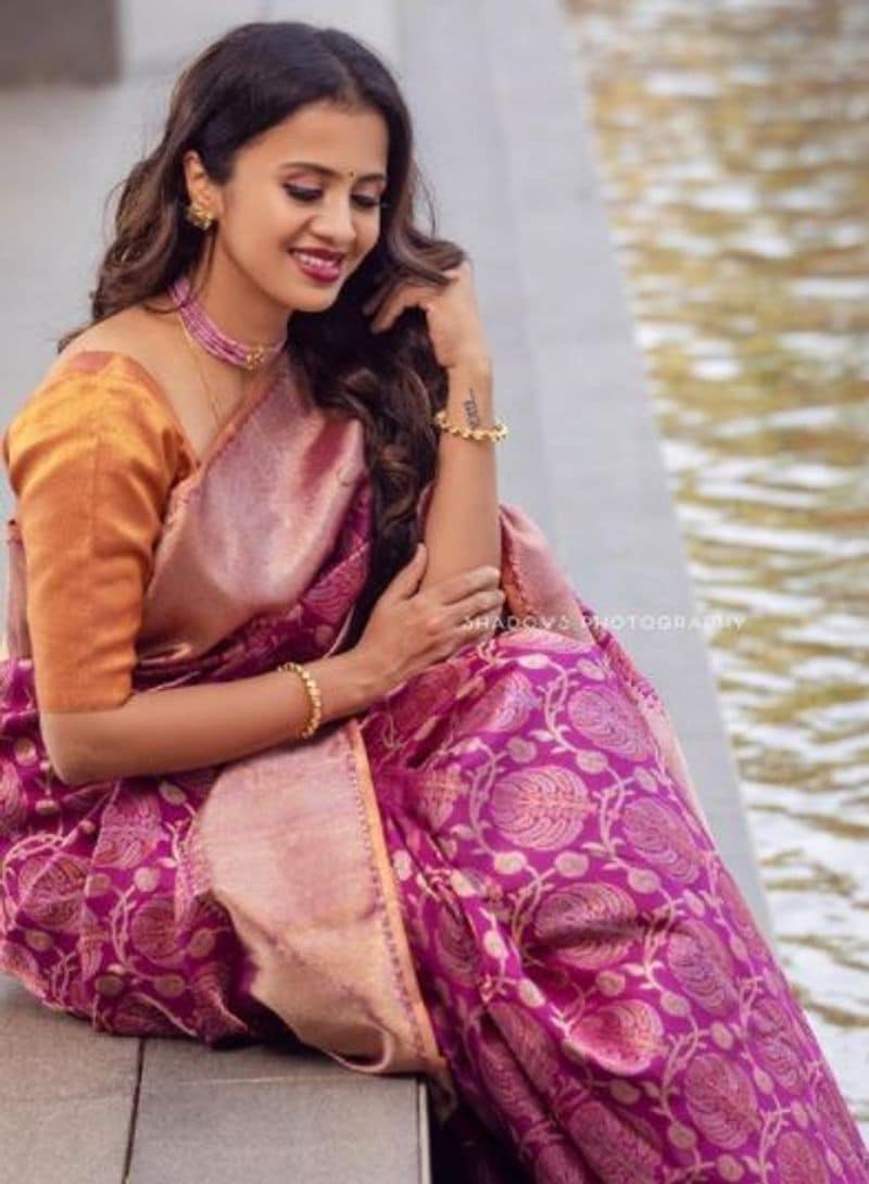 <p>சின்னதாமரை போல்... அழகு சேலையில் அஞ்சனா </p>