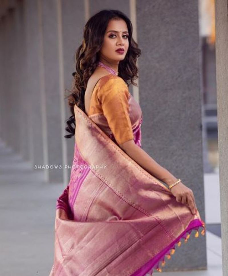 <p>சேலை காட்டினாலே தனி அழகு தான் </p>