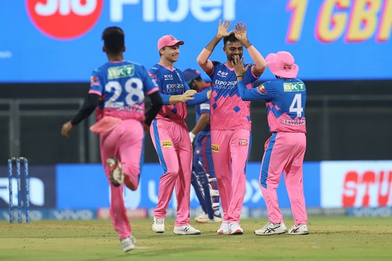 రాజస్థాన్ రాయల్స్ బౌలర్లలో జయ్దేవ్ ఉనద్కడ్ మూడు వికెట్లు తీయగా, ముస్తాఫిజుర్ రహ్మాన్ రెండు, క్రిస్ మోరిస్ ఓ వికెట్ తీశాడు.