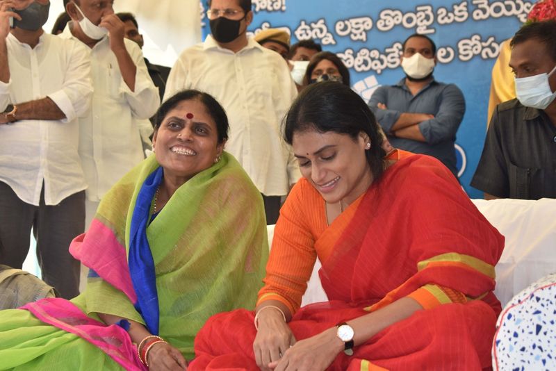 తల్లి విజయమ్మతో చిరునవ్వులు చిందిస్తున్న వైఎస్ షర్మిల