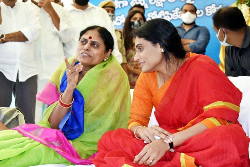 తల్లి విజయమ్మతో షర్మిల ముచ్చట్లు