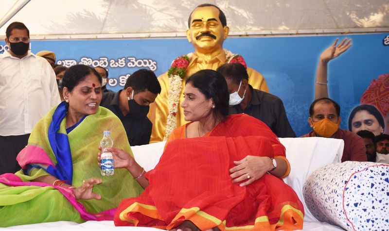 తల్లి విజయమ్మకు మంచినీరు ఇస్తున్న వైఎస్ షర్మిల