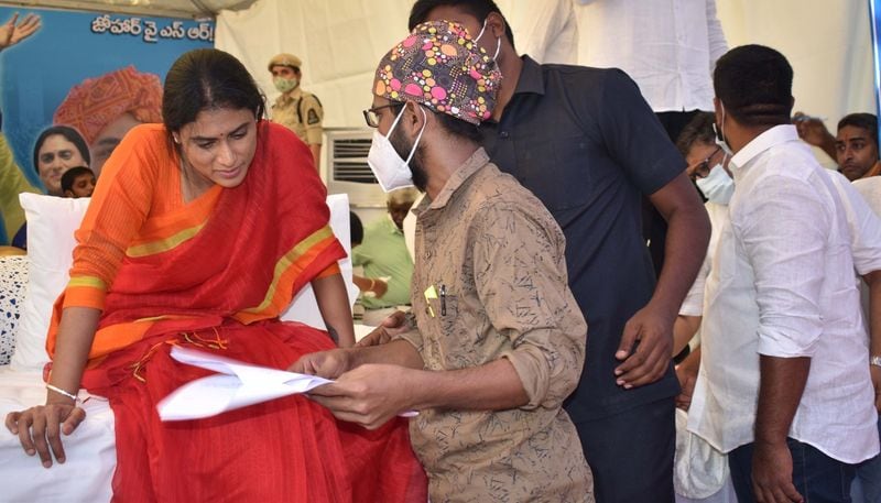 ఓ విద్యార్ధి సమస్యను వింటున్న వైఎస్ షర్మిల