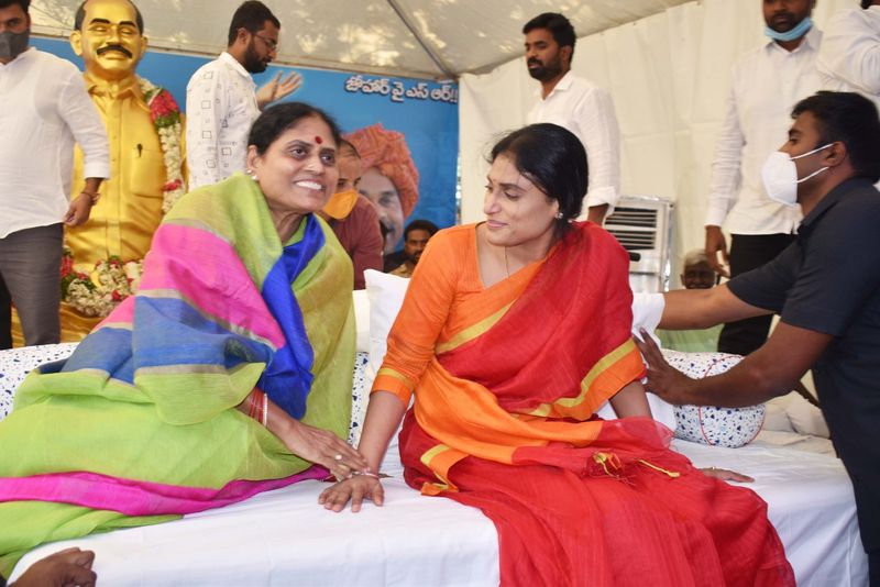 ఇక ఆరోజు దీక్షలో షర్మిల చేసిన ఒక వ్యాఖ్య హైలైట్ గా నిలిచింది. సాక్షి ఎలాగో మాకు కవరేజ్ ఇవ్వదు అని షర్మిల వ్యాఖ్యానించడం, దానికి వెంటనే విజయమ్మ షర్మిలను తట్టడం అంతా మీడియా కంటపడింది. ఆ వీడియో ఇప్పుడు వైరల్ గా మారింది.