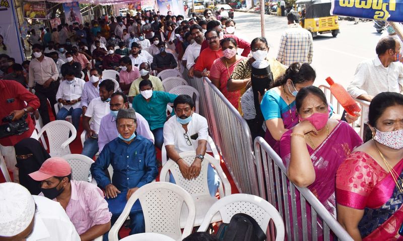 షర్మిల దీక్షకు హాజరైన ప్రజలు, నిరుద్యోగులు, విద్యార్ధులు