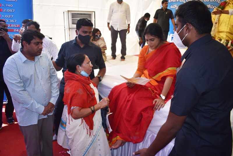 షర్మిలతో సమస్యలు చెప్పుకుంటున్న ప్రజలు
