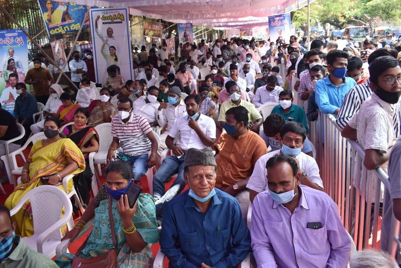షర్మిల నిరాహార దీక్షకు హాజరైన జనం