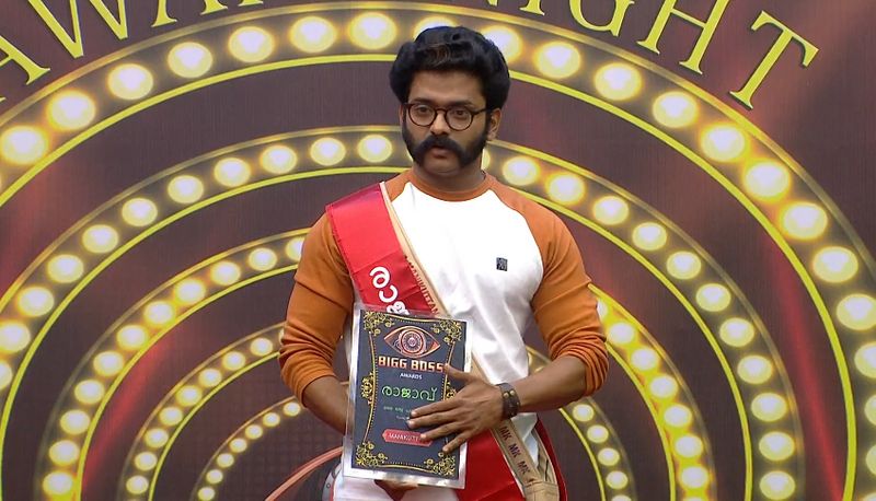 രാജാവിനുള്ള അവാര്ഡിന് ആറ് വോട്ടുകളോടെ മണിക്കുട്ടനും നോബിയുമെത്തി. ചര്ച്ചയ്ക്കൊടുവില് മണിക്കുട്ടനെ രാജാവിനുള്ള അവാര്ഡിനായി തെരഞ്ഞെടുത്തു.