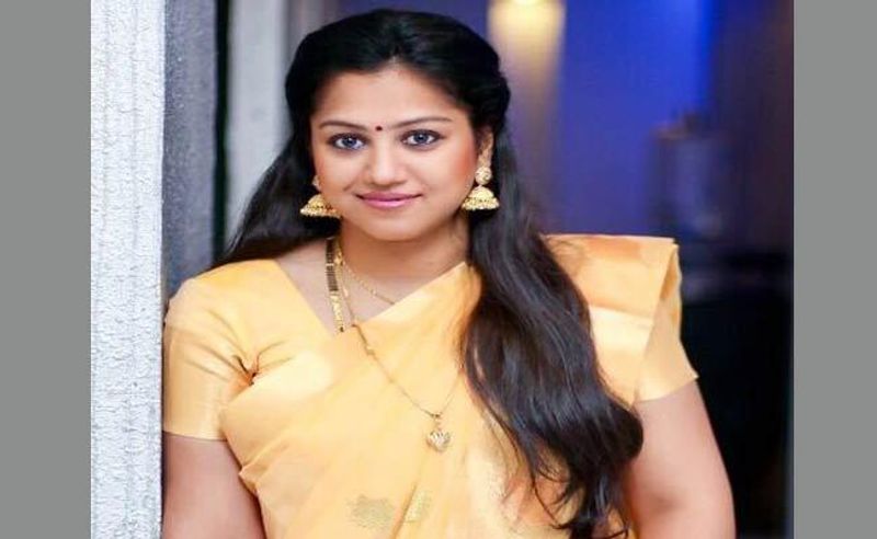 கடந்த 2002ஆம் ஆண்டு இயக்குனர் அசோகன் இயக்கத்தில், முரளி, வடிவேலு, நடிப்பில் வெளியாகி மிகப்பெரிய வெற்றி பெற்ற காமெடி திரைப்படம் 'சுந்தரா டிராவல்ஸ்'. இந்த திரைப்படத்தில் கதாநாயகியாக அறிமுகமானவர் ராதா. இந்த படம் இவருக்கு சிறந்த அறிமுக படமாக அமைந்தாலும், இதை தொடர்ந்து, தமிழில் இவர் நடித்த படங்கள் அவருக்கு எதிர்பார்த்த அளவிற்கு வெற்றியை தரவில்லை.
