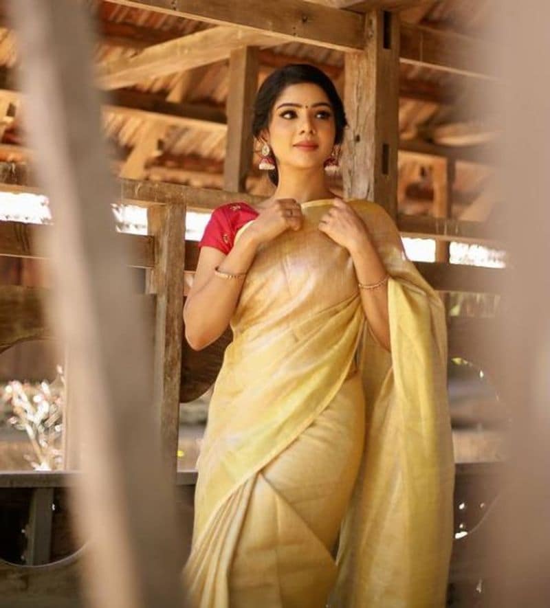 தங்கம் போல் தகதகவென ஜொலிக்குறாங்களே 