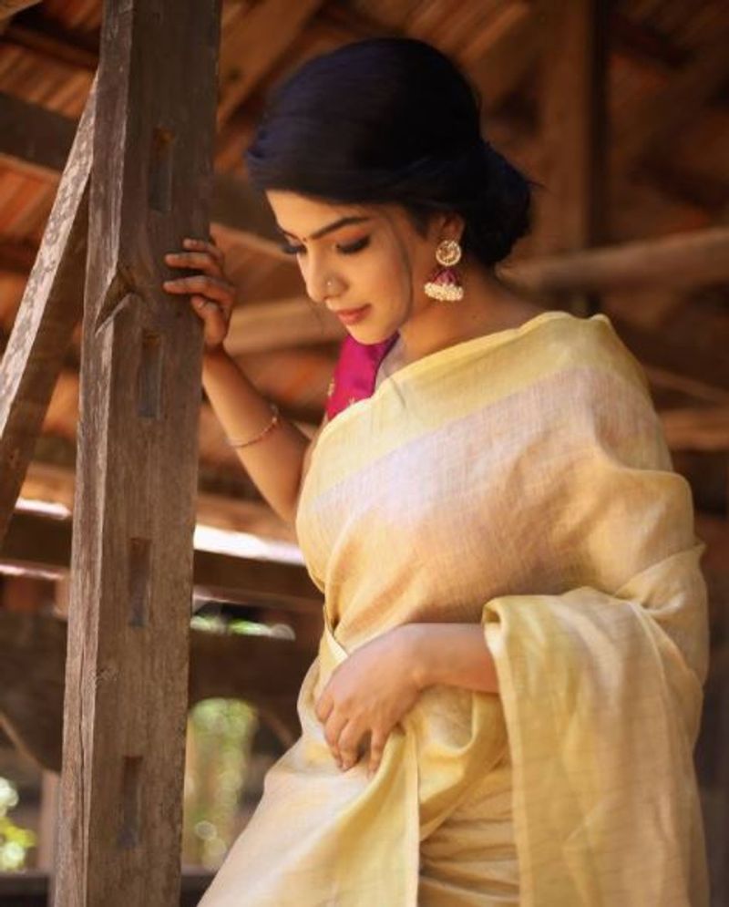 குனிந்ததாலை நிமிராமல் போஸ் கொடுத்த பவி 