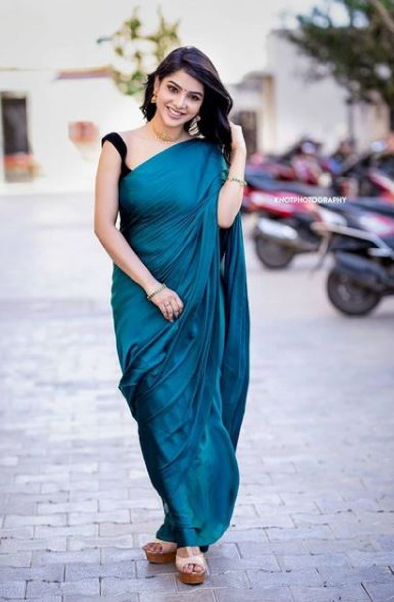 நீல நிற உடையில் நச்சு போஸ் 