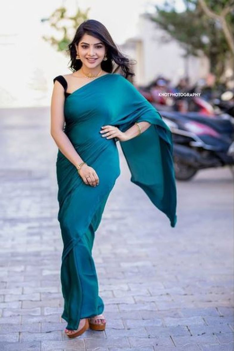 வழ வழ புடவையில் வாடாத அழகு 