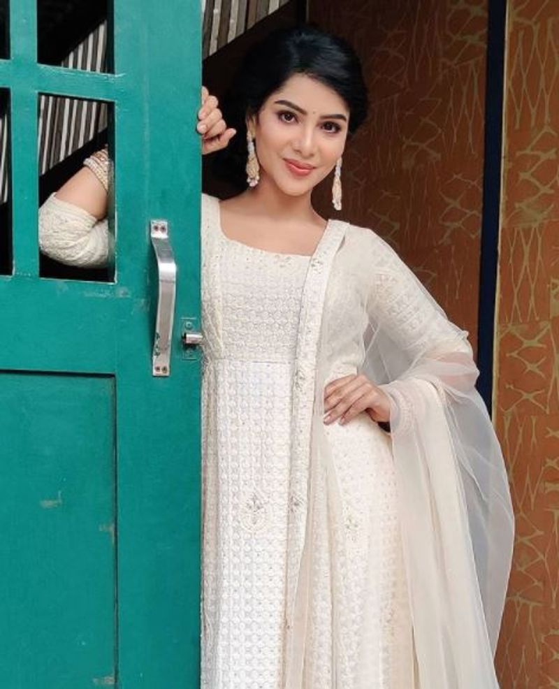ஜிவ்வுனு இழுக்கும் பார்வை 