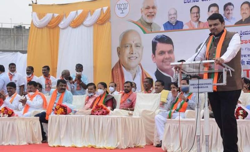 <p>ತಾಲೂಕಿನ ಹಿಂಡಲಗಾ ಗ್ರಾಮದಲ್ಲಿ ಗುರುವಾರ ಬಿಜೆಪಿ ಅಭ್ಯರ್ಥಿ ಮಂಗಲ ಅಂಗಡಿ ಪರ ಪ್ರಚಾರ ನಡೆಸಿದ ದೇವೇಂದ್ರ ಫಡ್ನವೀಸ್ </p>