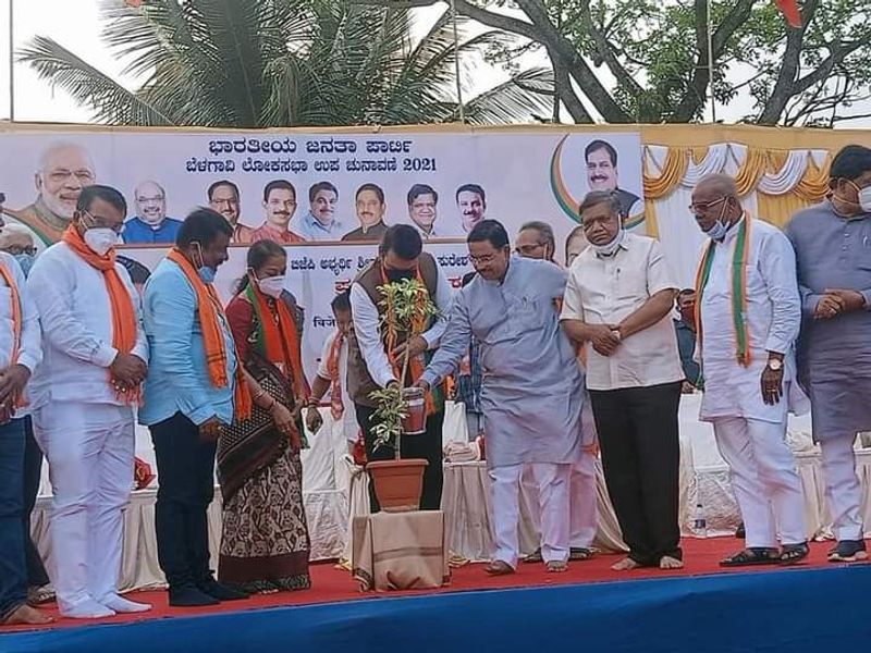 <p>ಸಂಜಯ ರಾವುತ್ ಅವರದ್ದು ಎಂಇಎಸ್ ಹೆಗಲ ಮೇಲೆ ಗನ್ ಇಟ್ಟು ಬಿಜೆಪಿ ಹೊಡೆಯುವ ಕುತಂತ್ರ. ಮಹಾರಾಷ್ಟ್ರದಲ್ಲಿ ಶಿವಸೇನೆ ಕಾಂಗ್ರೆಸ್ ಜೊತೆಗೆ ಮೈತ್ರಿ ಮಾಡಿಕೊಂಡಿದೆ. ಟಿಪ್ಪು ಸುಲ್ತಾನ್ ಜಯಂತಿ ಆಚರಿಸುವ ಕಾಂಗ್ರೆಸ್ ಜೊತೆ ಶಿವಸೇನೆ ಕೈಜೋಡಿಸಿದೆ ಎಂದು ದೂರಿದ್ದಾರೆ.</p>