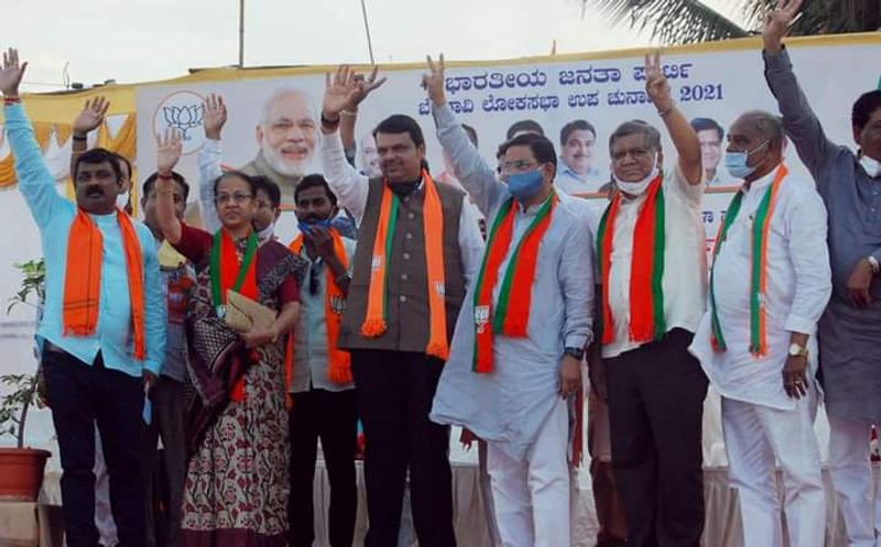 <p>ಕರ್ನಾಟಕದಲ್ಲಿ ಬಿಜೆಪಿ ನೇತೃತ್ವದ ಸರ್ಕಾರ ಟಿಪ್ಪು ಜಯಂತಿ ರದ್ದುಗೊಳಿಸಿದೆ. ಮಹಾರಾಷ್ಟ್ರದಲ್ಲಿ ಶಿವಸೇನೆ ನೇತೃತ್ವದ ಸರ್ಕಾರ ಆಝಾನ್ ಸ್ಪರ್ಧೆ ಆಯೋಜಿಸಿದೆ. ಶಿವಸೇನೆಯ ಉರ್ದು ಕ್ಯಾಲೆಂಡರ್ನಲ್ಲಿ ಬಾಳಾಠಾಕ್ರೆ ಬದಲು ಜನಾಬ್ ಬಾಳಾಠಾಕ್ರೆ ಎಂದು ಬರೆದಿದ್ದಾರೆ. ಮರಾಠಿ ಭಾಷಿಕರು ಅಮಾಯಕರೇ ಹೊರತು ಮೂರ್ಖರಲ್ಲ. ಉಪಚುನಾವಣೆಯಲ್ಲಿ ಎಂಇಎಸ್ ಮತ್ತು ಸಂಜಯ ರಾವುತ್ಗೆ ಬೆಳಗಾವಿ ಮರಾಠಿ ಭಾಷಿಕರು ತಕ್ಕ ಪಾಠ ಕಲಿಸಲಿದ್ದಾರೆ ಎಂದ ಫಡ್ನವೀಸ್</p>