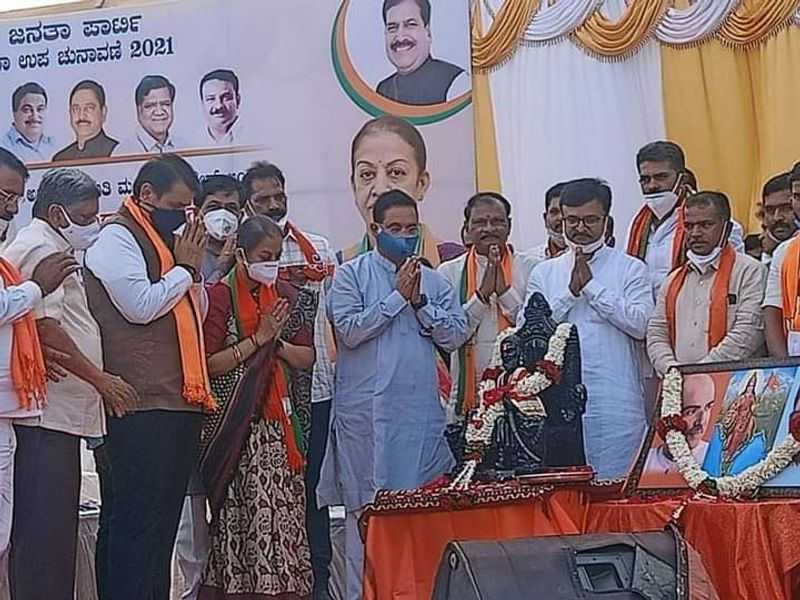 <p>ಬೆಳಗಾವಿ ಮರಾಠಿ ಭಾಷಿಕರ ಮೇಲೆ ರಾವುತ್ ನಕಲಿ ಪ್ರೀತಿ ತೋರಿಸುತ್ತಿದ್ದಾರೆ. ಮಹಾರಾಷ್ಟ್ರದ ಕೊರೋನಾ ಸೋಂಕಿತರು ಆಕ್ಸಿಜನ್, ಬೆಡ್ ಇಲ್ಲದೆ ಸಾಯುತ್ತಿದ್ದಾರೆ. ಅಲ್ಲಿನ ಮರಾಠಿ ಭಾಷಿಕರ ಮೇಲೆ ಇಲ್ಲದ ಕಾಳಜಿ ಬೆಳಗಾವಿ ಮರಾಠಿ ಭಾಷಿಕರ ಮೇಲೆ ಏಕಿದೆ? ಇಲ್ಲಿನ ಮರಾಠಿ ಭಾಷಿಕರ ಮೇಲೆ ಸಂಜಯ ರಾವುತ್ರದು ನಕಲಿ ಪ್ರೀತಿ. ಶಿವಾಜಿ ಮಹಾರಾಜರ ತತ್ವದಡಿ ನರೇಂದ್ರ ಮೋದಿ ಆಡಳಿತ ನಡೆಸುತ್ತಿದ್ದಾರೆ. ಭಾರತಕ್ಕೆ ಮೋದಿಯಂಥ ನಾಯಕನ ನೇತೃತ್ವ ಅಗತ್ಯವಿದೆ ಎಂದರು.</p>