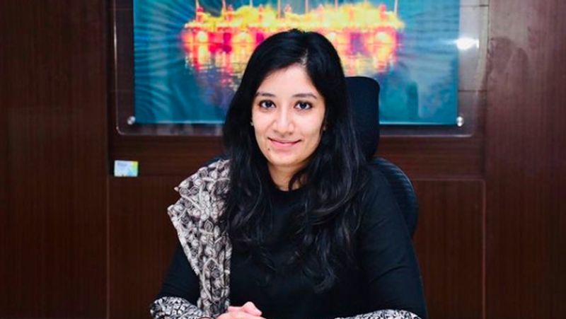 दूसरे प्रयास में मिली सफलता
अनुपमा अंजलि को दूसरे प्रयास में सफलता मिली थी। मैकेनिकल इंजीनियरिंग की डिग्री हासिल करने के बाद अनुपमा अंजलि ने यूपीएससी (UPSC) में आने का फैसला किया था। पहले प्रयास में सफलता नहीं मिली। वो निराश नहीं हुईं और तैयारी को बढ़ाया और दूसरे प्रयास में वो सफल रहीं।
कैसे करें तैयारी
यूपीएससी की तैयारी के दौरान अपने मेंटल हेल्थ का भी ख्याल रखना चाहिए। जब आप मेंटली फिट होंगे तो बेहतर तरीके से चीजों को समझ पाएंगे। मेहनत के साथ प्रैक्टिकल पर भी ध्यान देना चाहिए। तैयारी करने वालों को असफलता मिलने पर निराश नहीं होना चाहिए।
