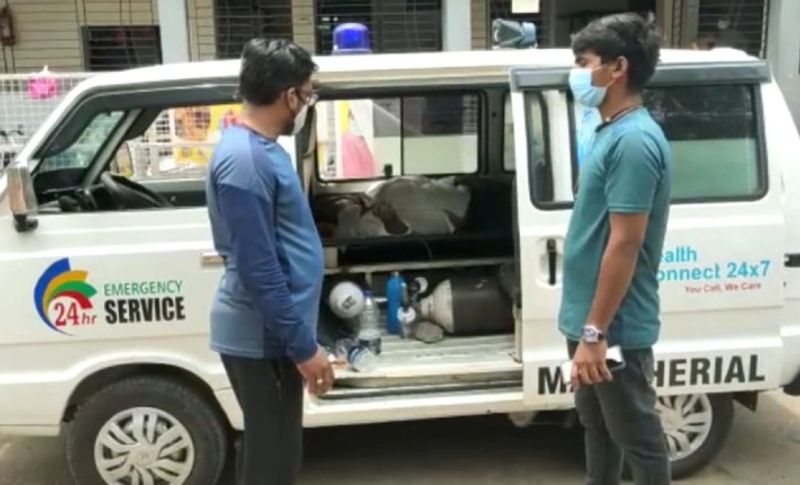 सागर का कहना है कि वह पिता के इलाज के लिए महाराष्ट्र के कई जिला और कोविड अस्पतालों के चक्कर लगा चुका हैं। इतना ही नहीं उसने मुंबई से चंद्रपुर करीब 800 किलोमीटर की दूरी भी ऐंबुलेंस किराए पर लेकर तय की। लेकिन सभी जगह एक ही जवाब कि यहां बेड खाली नहीं है।
