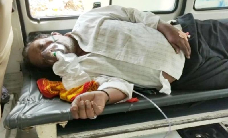 दुखी और परेशान होकर बेटा सागर आखिरकार अपने घर वापस चंद्रपुर आ गया। जहां वह कोविड अस्पताल के सामने एंबुलेंस खड़ी कर प्रशासन से मदद की गुहार लगा रहा है। वह बार-बार एक ही बात कहता है कि मेरे पापा को पलंग नहीं सही जमीन में ही लिटाकर ऑक्सीजन और इलाज कर दो। नहीं तो वह मर जाएंगे। अगर इतना भी नहीं कर पा रहे हो तो उन्हें मौत का इंजेक्शन ही लगा दो।
