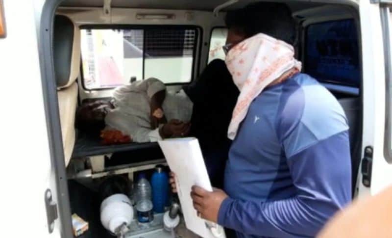 दरअसल, यह दर्दभरी कहानी महाराष्ट्र के चंद्रपुर की है, जहां एक 71 साल के बुजुर्ग की कुछ दिन पहले कोरोना पॉजिटिव पाया गया था। लेकिन धीरे-धीरे उसकी हालत बिगड़ती चली गई। अब वह ऐंबुलेंस में ही जिंदगी और मौत की जंग लड़ा रहा है। उसका बेटा सागर नारशेट्टीवार अपने पिता को एंबुलेंस में लेकर ऑक्सीजन लगाने के लिए एक अस्पताल से दूसरे अस्तपताल के चक्कर लगा रहा है। वह डॉक्टरों को देखते ही हाथ जोड़कर गिड़गिड़ाने लगता है, सर पापा मर जाएंगे उनको भर्ती कर लीजिए। लेकिन वेंटिलेटर बेड खाली नहीं होने से उसे मना कर दिया जाता है। 