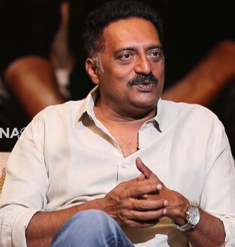 కాగా కొద్దిరోజుల క్రితం పవన్ పొలిటికల్ నిర్ణయాలను ప్రకాష్ రాజ్ తీవ్రంగా తప్పుబట్టారు. ఆయన బీజేపీతో పొత్తుపెట్టుకోవడం తనని తీవ్రంగా నిరాశపరిచింది అన్నాడు. అధిక ఓటు బ్యాంక్ ఉన్న పవన్ కి తక్కువ ఓటు బ్యాంకు కలిగిన బీజేపీ అవసరం లేదని అన్నాడు.