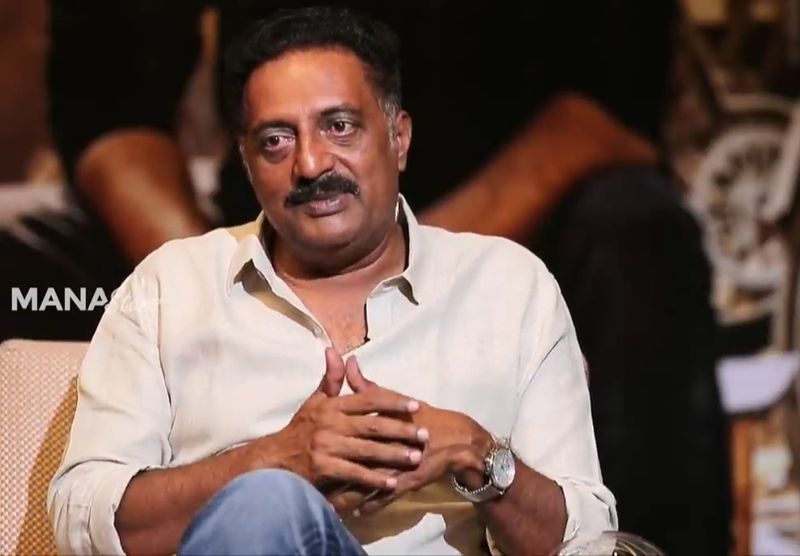 పవన్ ని బీజేపీ వాళ్ళు వాడుకొని వదిలేస్తారని, బీజేపీతో పొత్తు పవన్ రాజకీయ భవిష్యత్ కి శ్రేయస్కరం కాదని, ప్రకాష్ రాజ్ అన్నారు. ఈ వ్యాఖ్యలు అప్పట్లో దుమారం రేపాయి.