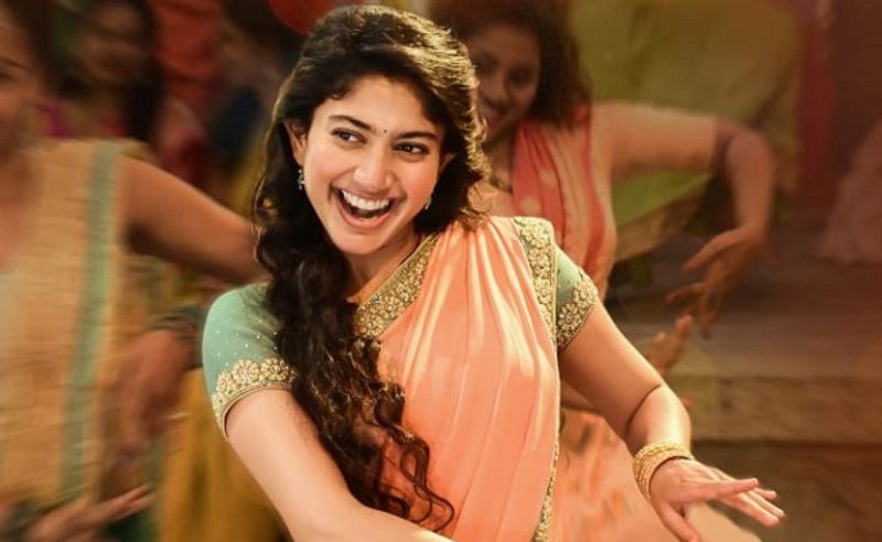 `సారంగదరియా` పాట లేటెస్ట్ గా టాలీవుడ్లో వచ్చిన జానపద పాటల్లో బాగా ఆదరణ పొందింది. మంగ్లీ పాడిన ఈ పాట యూట్యూబ్లో ట్రెండ్ అవుతుంది. వంద మిలియన్స్ కి పైగా వ్యూస్ రాబట్టి టాలీవుడ్ని షేక్ చేస్తుంది. శేఖర్ కమ్ముల దర్శకత్వంలో వచ్చిన `లవ్ స్టోరి`లోని పాట ఇది. సాయిపల్లవిపై వచ్చే ఈ తెలంగాణ ఫోక్ సాంగ్ ని ప్రముఖ లిరిక్ రైటర్ సుద్దాల అశోక్ తేజ రాయడం విశేషం.