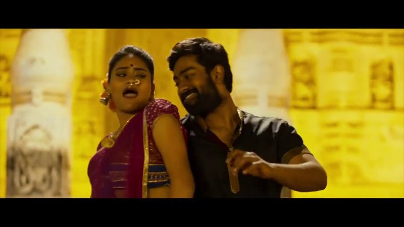 డిజిటల్ వరల్డ్లో ఎక్కువగా హంగామా చేస్తోన్న పాట `నాదీ నక్కిలీసు గొలుసు`. ఉత్తరాంధ్ర ప్రాంతంలో ఉన్న ఈ పాటని వెండితెరపైకి తీసుకొచ్చాడు రఘు కుంచె. `పలాస 1978` సినిమాలో ఈ పాటని రీ క్రియేట్ చేశాడు. టిక్టాక్తో మరింత ఫేమస్ అయిన ఈ పాట, టిక్టాక్ బ్యాన్ అయ్యాక కూడా సందడి చేస్తూనే ఉంది. ఇప్పటికే ఫంక్షన్లలో, ఇతర వేడుకల్లో, ఆటోల్లో దుమ్మురేపుతూనే ఉందీ పాట.