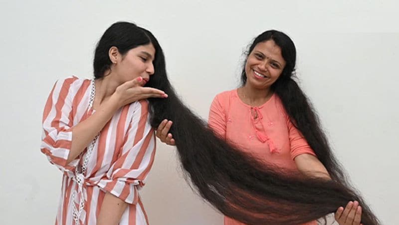 జుట్టు ఒత్తుగా, పట్టుకుచ్చుల్లా మెరిసిపోవాలంటే కాకరకాయ బెస్ట్ ఆఫ్షన్. సగం కప్పు కాకరకాయ రసంలో 5 టేబుల్ స్పూన్ల పెరుగు కలిపి జుట్టుకు పట్టించాలి. ఇది ఆరిన తరువాత గోరువెచ్చటి నీటితో తలస్నానం చేయాలి.