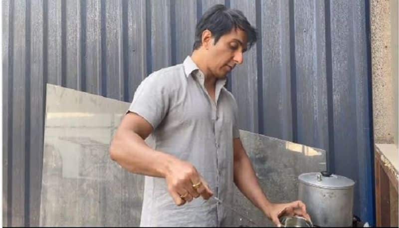 Corona for actor Sonu soot who gave water during the Corona period