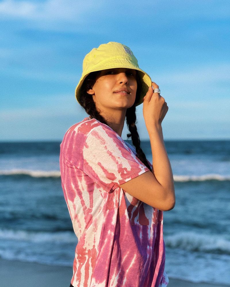 Earlier, Natasa had shared a simple yet stylish picture of hers at a private Chennai beach of MI's team hotel. She dons a hat, which makes her look different.