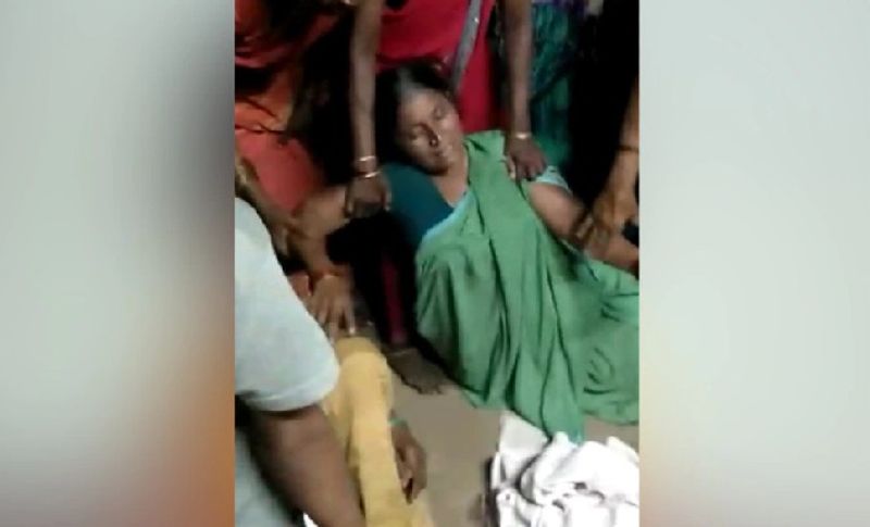 घटना वाले दिन महिला का पति काम से बाहर गया था। वहीं उसके ससुराल वाले खेत पर गए हुए थे। इसके बाद भारती ने अपनी 6 महीने की बेटी रितु की बलि दे दी। जब परिजन वापस आए तो वह घर के बाहर घूम रही थी। उससे जब पोती रितु के बारे में पूछा तो उसने किसी कोई जवाब नहीं दिया। कुछ देर खोजबीन करने के बाद बच्ची की गर्दन कटी हुई मिली।