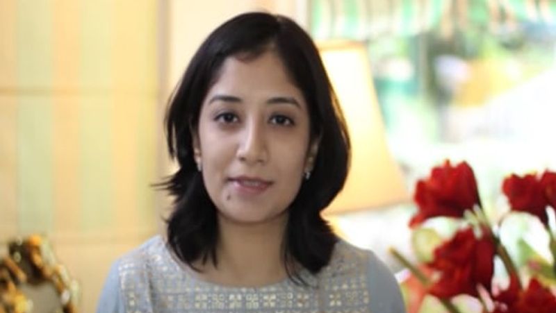 युवाओं को देती हैं सलाह
UPSC की तैयारी करने वाले छात्रों को वो अक्सर सलाह देती हैं। अनुपमा अंजलि उम्मीदवारों को बताती हैं कि कैसे आप खुद को मोटिवेट करें। ब्रेक लेने के लिए कुछ चीजें जरूरी हैं। आप हर सेंड ब्रेक ले सकते हैं। लेकिन ऐसा नहीं कि आप एक दिन 10 घंटे पढ़ाई कर ले और अगले दिन बिल्कुल पढ़ाई ना करें। पढ़ाई को नियमित करें।
मेडिडेसन करें
आपका शेड्यूल कितना भी बिजी हो आप अपना खुद के लिए वक्त निकालें। उम्मीदवारों को वो अक्सर योग करने की सलाह देती हैं। 
