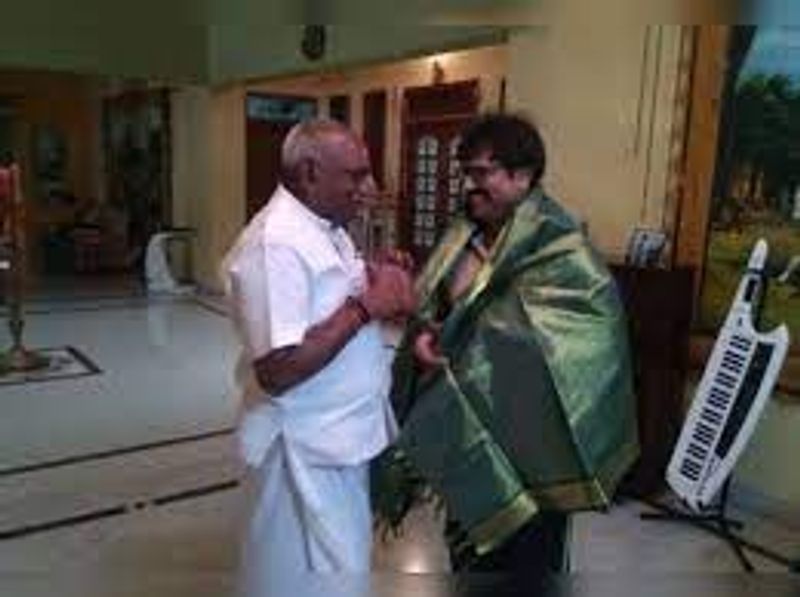 முன்னாள் மத்திய அமைச்சர் பொன் ராதாகிருஷ்ணன் தனது ட்விட்டர் பக்கத்தில், “சிகிச்சைக்காக மருத்துவமனையில் அனுமதிக்கப்பட்ட நகைச்சுவை நடிகரும், அன்பு சகோதரருமான திரு.விவேக் விரைவில் பூரண நலம் பெற எல்லாம் வல்ல அன்னை சக்தியைப் பிரார்த்திக்கின்றேன்” உருக்கமாக பதிவிட்டுள்ளார். 