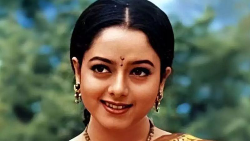 1998 में जब एक इंटरव्यू में सौंदर्या ने कहा था- फिल्में मेरे दिमाग में आखिरी चीज थीं। मेरे पापा फिल्ममेकर थे और मैं उनके साथ अक्सर सेट्स पर जाया करती थी। मैं एमबीए कम्प्लीट कर बिजनेस लाइन में जाना चाहती थी। लेकिन जब पापा के दोस्त ने मुझे इंटरेस्टिंग रोल के लिए अप्रोच किया तो मैंने एक्टिंग में आने का फैसला किया।