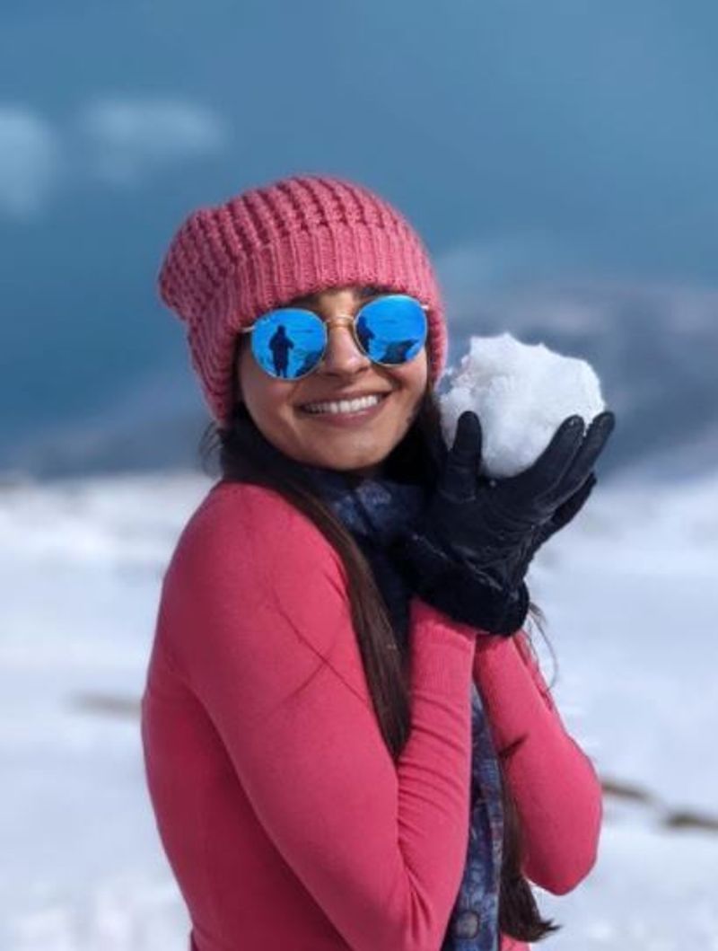 பனியை கையில் வைத்து நெஞ்சங்களை உருக வைக்கும் அழகி 
