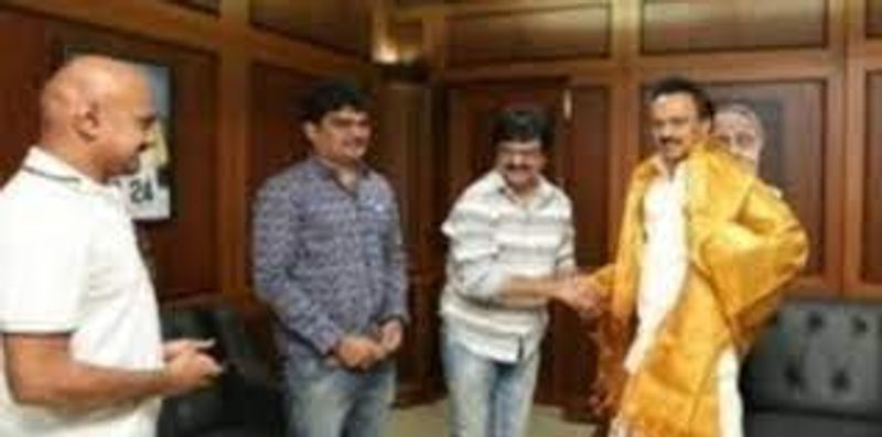 சமூக சீர்திருத்தக் கருத்துகளுடன் கூடிய நகைச்சுவையால் மக்களை மகிழ்விக்கும் 'சின்னக் கலைவாணர்' விவேக் அவர்கள் மருத்துவமனையில் அனுமதிக்கப்பட்டிருப்பதை அறிந்து வருத்தமுற்றேன். அவர் விரைவில் முழுமையான நலன் பெற்று தனது கலைச் சேவையையும், சூழலியல் பணிகளையும் தொடர வேண்டும் என திமுக தலைவர் மு.க.ஸ்டாலின் தெரிவித்துள்ளார். 