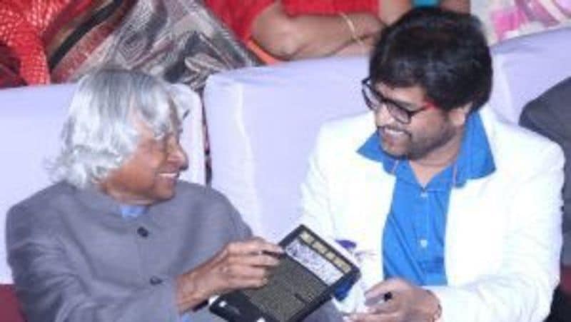 நடிகர் விவேக் நேற்று காலை மாரடைப்பு காரணமாக மருத்துவமனையில் அனுமதிக்கப்பட்ட நிலையில், அவரது இதயத்தின் இடதுபுற குழையில் 100 சதவீத அடைப்பு இருந்ததை நீக்கி, மருத்துவர்கள் தொடர்ந்து எக்மோ கருவி மூலம் சிகிச்சை அளித்து வந்த நிலையில் சிகிச்சை பலனின்றி இன்று காலை 4 :35 மணியளவில் உயிரிழந்ததாக மருத்துவமனை தரப்பில் இருந்து தெரிவிக்கப்பட்டுள்ளது.