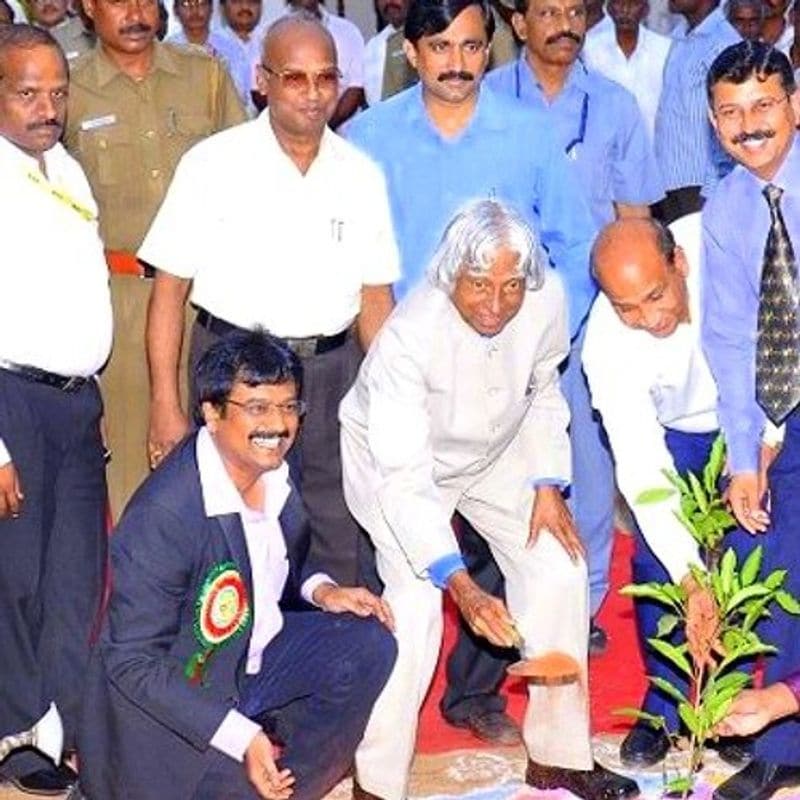 காமெடி மூலம், சமூக கருத்தை வலியுறுத்தியதுடன் தன்னுடைய வாழ்க்கையிலும் அதனை நடைமுறை படுத்தியவர் விவேக். அதற்க்கு மிக பெரிய உத்தரம்.... தன்னை தொடர்ந்து வரும், அடுத்த சந்ததிகள் தண்ணீர் பிரச்னையை எதிர்கொள்ள கூடாது என, தமிழகம் முழுவதும் சுமார் ஒரு கோடி மர கன்றுகளை நட முடிவு செய்தார்.