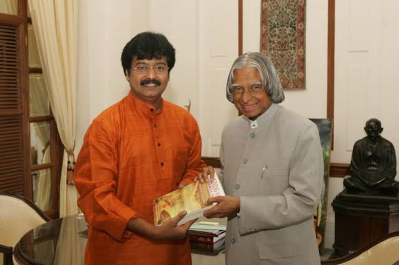 அப்துல் கலாம் அவர்களின் மீத பற்றின் காரணமாகவே... மரம் நடுவதை தொடர்ந்து கடைபிடித்து வந்தார் விவேக் என்பதும் குறிப்பிடத்தக்கது.