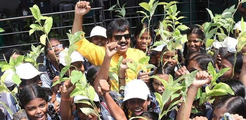 தமிழகம் முழுவதும் நீர் நிலைகள் வறண்டதுடன், தண்ணீர் பஞ்சம் ஏற்பட்டுள்ளது. மழை பெய்ய வேண்டும் என்றால் தொடர்ந்து மரக்கன்றுகளை நட வேண்டும் என வலியுறுத்திவர்.