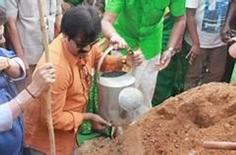 தமிழகத்தில் அதிகளவில் மரங் களை நட்டு நீர்வளத்தையும் பசுமையையும் பாதுகாக்க வேண்டும் என அடுத்த சந்ததிகளுக்காக யோசித்து, பல மரங்களை மண்ணில் விதைத்த ஆலமரம் இன்று அமைதியாக உறங்க சென்றுவிட்டது என பல ரசிகர்கள் மற்றும் பிரபலங்கள் தங்களது இரங்கலை தெரிவித்து வருகிறார்கள்.