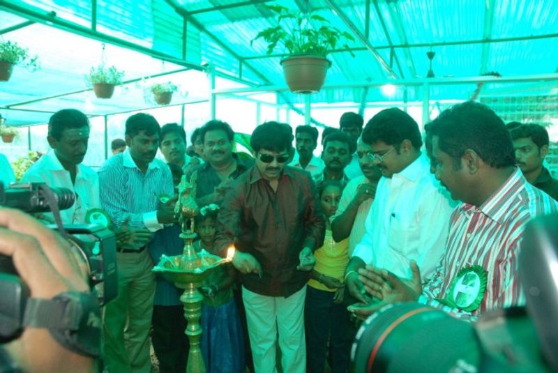 மரங்களை வெட்டுவதன் மூலம் வனவிலங்குகளுக்குப் பாதுகாப்பற்ற நிலை ஏற்பட்டுள்ளது என தான் கலந்து கொள்ளும் மரம் நடும் விழாக்களில் தெரிவித்தவர்.