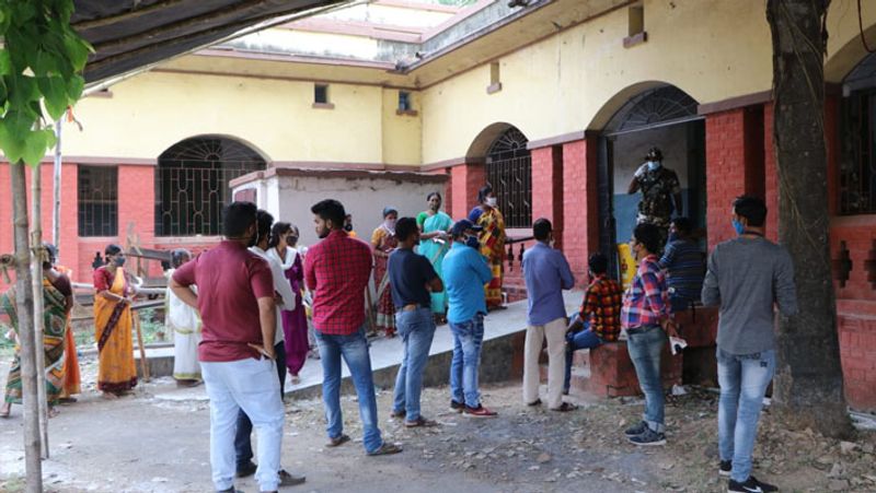 पूर्बा बर्धमान जिले के 260-बर्दवान दक्षिण विधानसभा निर्वाचन क्षेत्र के तहत मतदान केंद्र संख्या 131 (बर्दवान टाउन स्कूल) में वोट डालने पहुंचे कुछ लोग मास्क नहीं लगाए थे, तो उन्हें मास्क दिया गया।