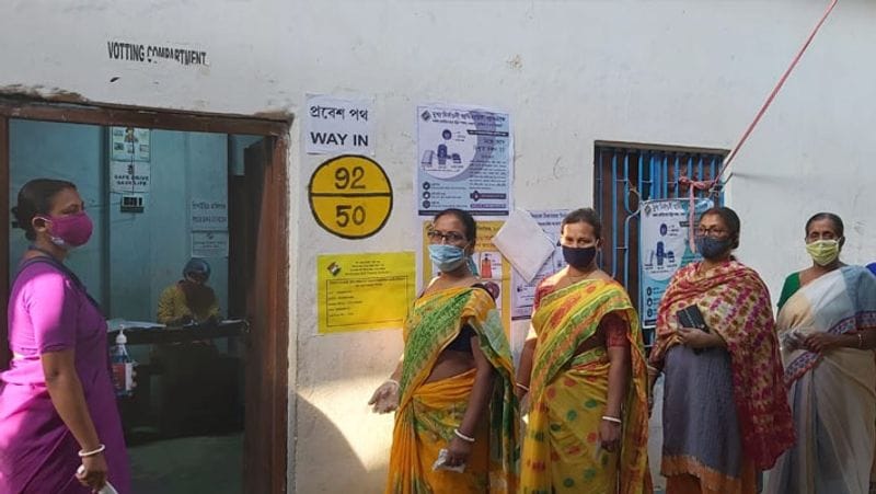 नदिया जिले के कल्याणी (एससी) विधानसभा क्षेत्र में सुबह से ही लाइन लग गई थी।