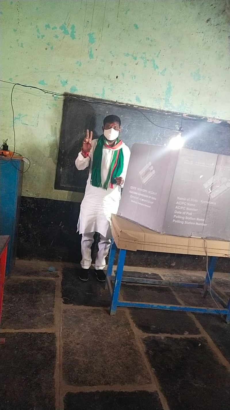 ರಾಯಚೂರು ಜಿಲ್ಲೆಯ ಮಸ್ಕಿ ವಿಧಾನಸಭಾ ಕ್ಷೇತ್ರ ವ್ಯಾಪ್ತಿಯ ಸಿಂಧನೂರು ತಾಲೂಕಿನ ತುರುವಿಹಾಳ ಪಟ್ಟಣ ಸರ್ಕಾರಿ ಹಿರಿಯ ಪ್ರಾಥಮಿಕ ಶಾಲೆಯಲ್ಲಿ ಮತದಾನ ಮಾಡಿದ ಬಸನಗೌಡ ತುರ್ವಿಹಾಳ