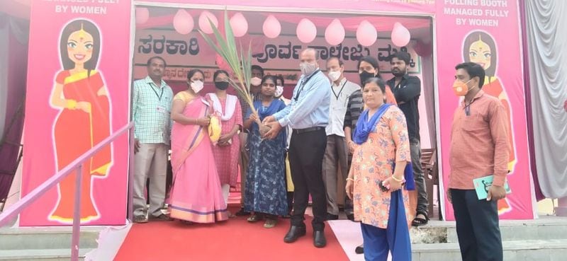 ಮಹಿಳಾ ಮತದಾರರಿಗೆ ಸಸಿ ನೀಡುವ ಮೂಲಕ ಸ್ವಾಗತಿಸಿ ಚುನಾವಣಾ ಸಿಬ್ಬಂದಿ